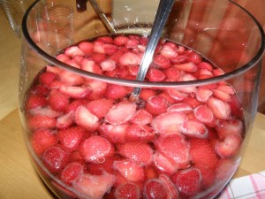 Erdbeer-Rhabarber-Bowle